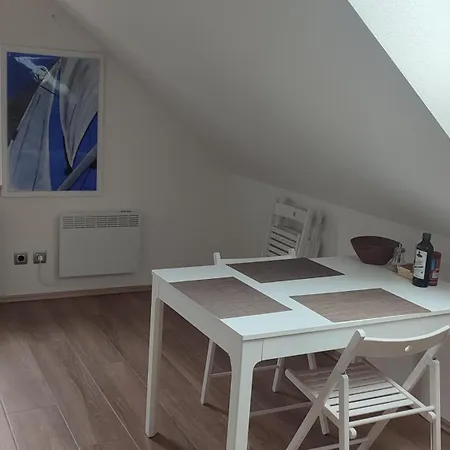 Alojamento de Acomodação e Pequeno-almoço Frejstejn House, 3*